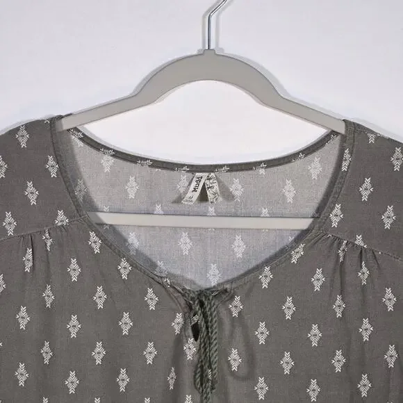 Mudd Women's Boho Top. Size Medium. Green And Cream Color. - Picture 3 of 10